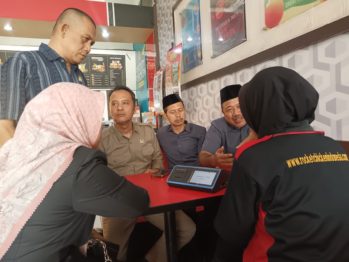 Rombongan Komisi C DPRD Kebumen inspeksi mendadak (sidak) ke hotel dan resto. Mereka datang untuk mengecek kebermanfaatan tapping box sebagai alat pencatat data transaksi pajak yang masuk ke kas daera