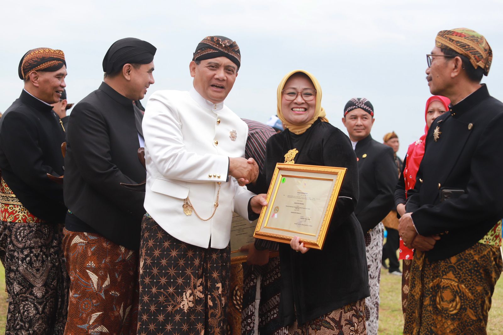 Bupati Kebumen menerima piagam penghargaan dari Gubernur Jawa Tengah Ahmad Luthfi. Penghargaan diberikan atas capaian program Cek Kesehatan Gratis (CKG) tertinggi di Jawa Tengah.