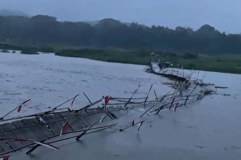 Jembatan Sesek Temben Kulon Progo berubah mencekam. Jembatan Sesek Temben tak kuat menahan limpahan air Sungai Progo.