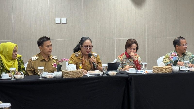 RAKOR: Bupati Gunungkidul Endah Subekti Kuntariningsih bersama Joko Parwoto dan jajaran pimpinan dewan mengikuti rapat dengan KPK RI Selasa (19/8).
