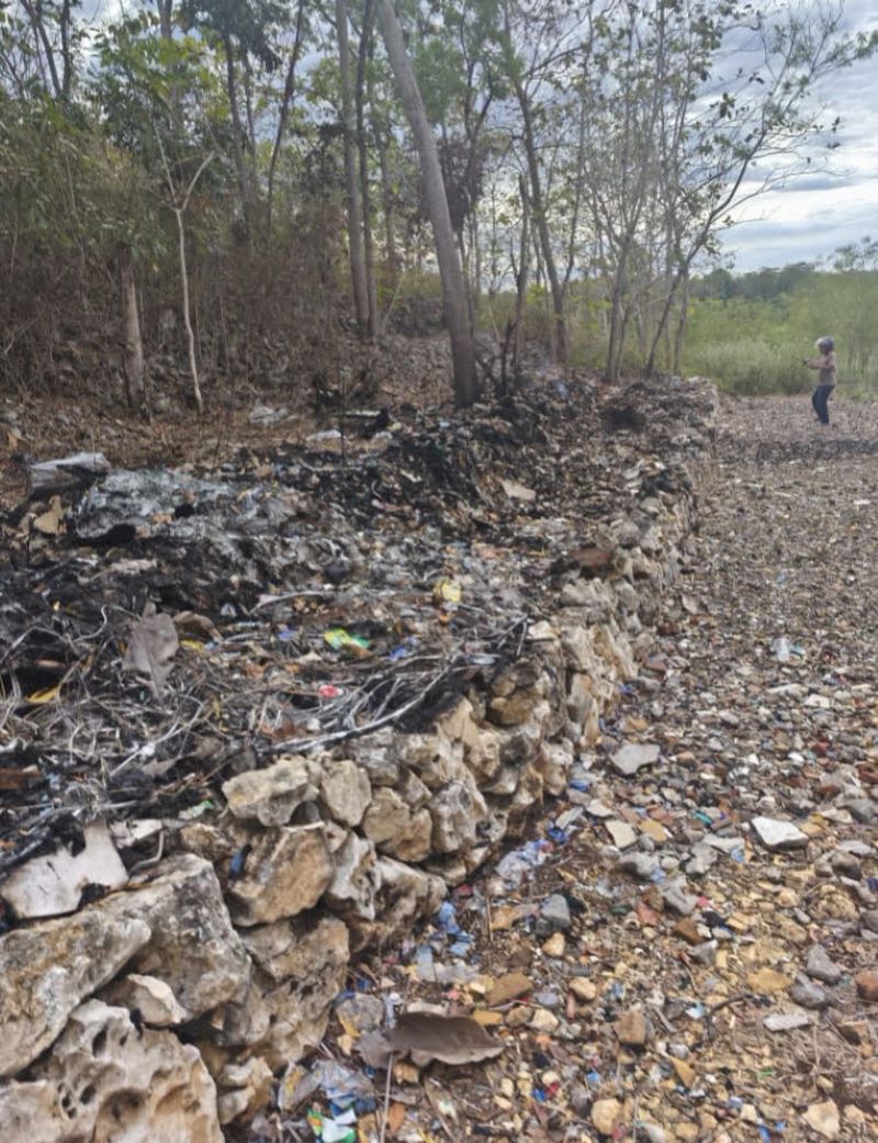 Kondisi terkini TKP pembuangan sampah liar di Kalurhan Giring sudah nampak jauh lebih bersih. Meskipun masih terdapat sisa-sisa bekas sampah yang dibakar.