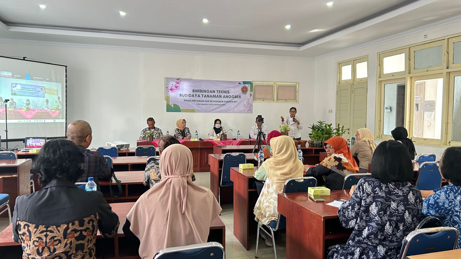 Peserta mengikuti kelas klasikal bimbingan teknis budi daya anggrek yang digelar DPKP DIY dengan Yayasan Pelestarian Anggrek Merapi.