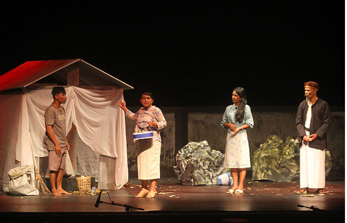 RUTINAN TERAKHIR TAHUN INI: Penampilan teater rebon berjudul