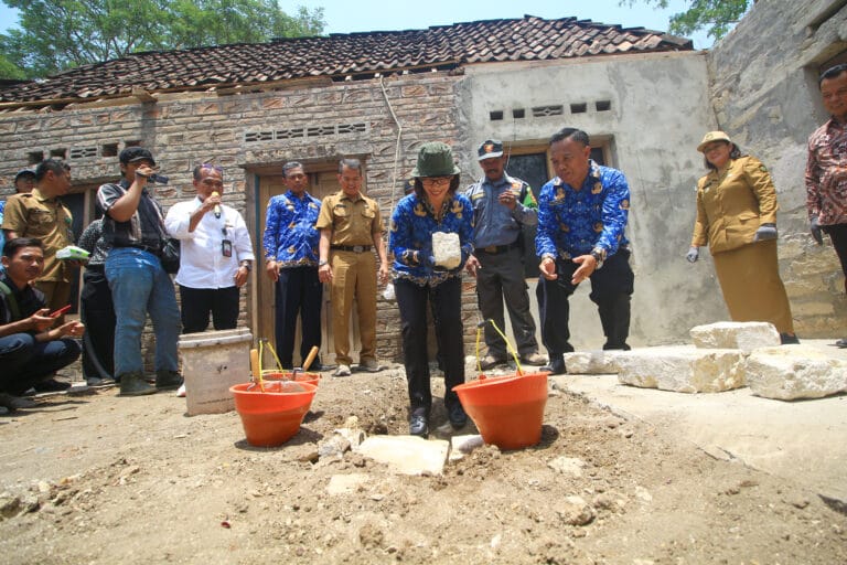 Kolaborasi: Kepala Dinas PUPESDM DIY Anna Rina Herbranti melakukan peletakan batu pertama pembangunan rumah tidak layak huni (RTLH) di Kabupaten Kulon Progo.
