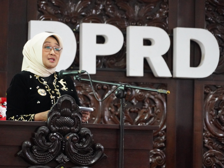 Bupati Kebumen Lilis Nuryani berpidato di atas mimbar DPRD Kebumen dalam agenda rapat paripurna peringatan Hari Jadi Ke-396 Kabupaten Kebumen.