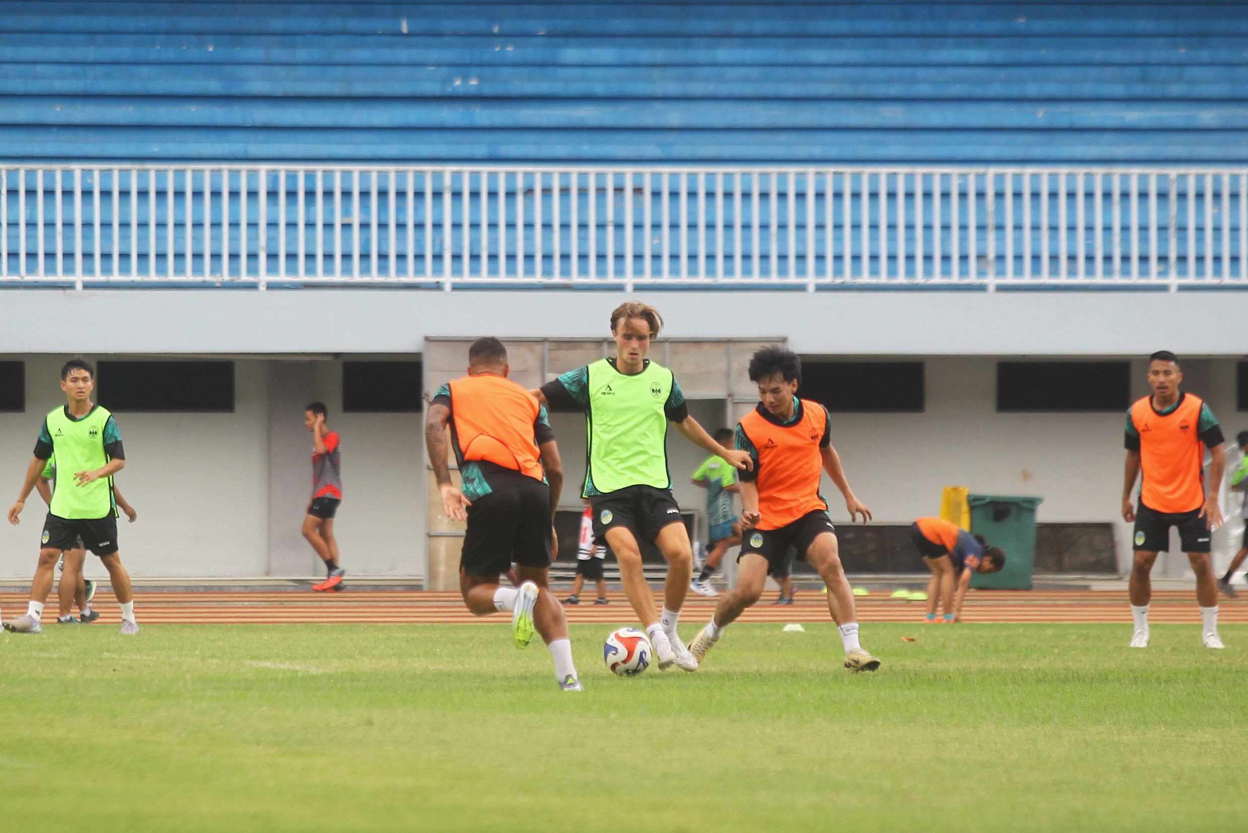 gelandang bertahan asal Belanda, yakni Donny Warmerdam