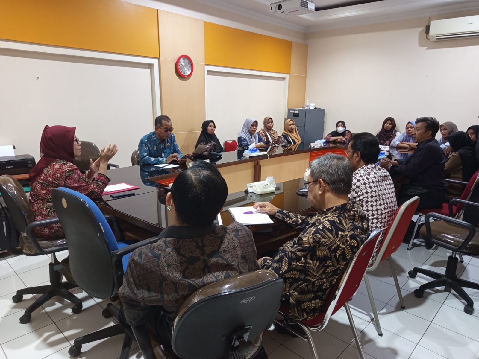 Kepala sekolah, komite sekolah,dan wali murid SDN Banyuripan sedang melaporkan keberatan atas dua guru yang dimutasi secara mendadak Kamis (21/8)