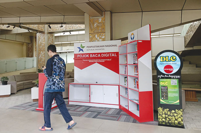PERPUSTAKAAN DIGITAL: Seorang warga melintas di depan DLC yang terletak di kantor bupati Sleman, Kamis (21/8/2025).