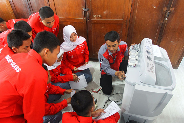 ILMU BARU: Teknisi elektronik PT Sharp Electronics Indonesia memberikan pelatihan kepada sejumlah siswa dan siswi dalam kegiatan Sharp Class, di SMK Negeri 2 Kota Jogja, Kamis (21/8/2025).