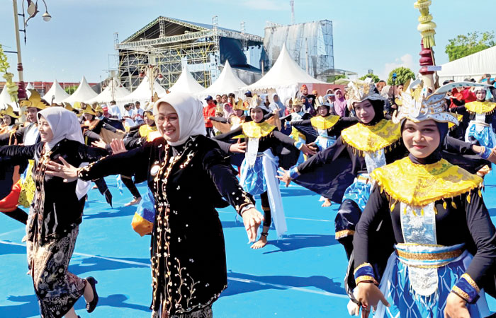 KOMPAK: Penampilan tari kolosal oleh ratusan pelajar untuk memeriahkan peringatan Hari Jadi Ke-396 Kabupaten Kebumen di Halaman Pendopo Kabumian, Kamis (21/8/2025).