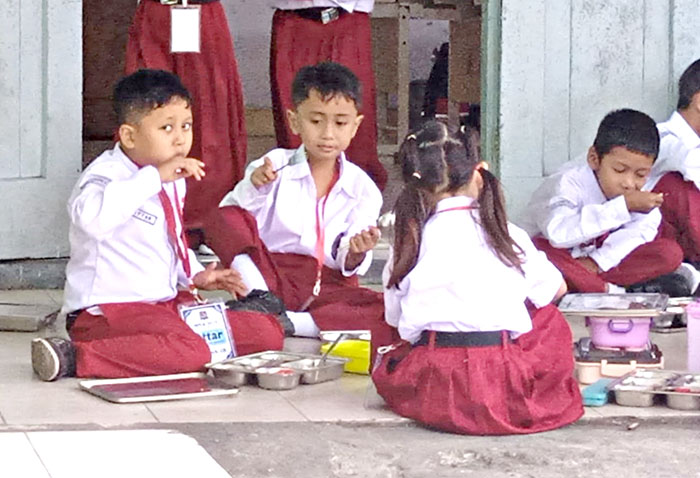 LAHAP: Para siswa dan siswa SD Negeri Timuran Kota Jogja saat menyantap MBG pada kegiatan MPLS beberapa waktu yang lalu.