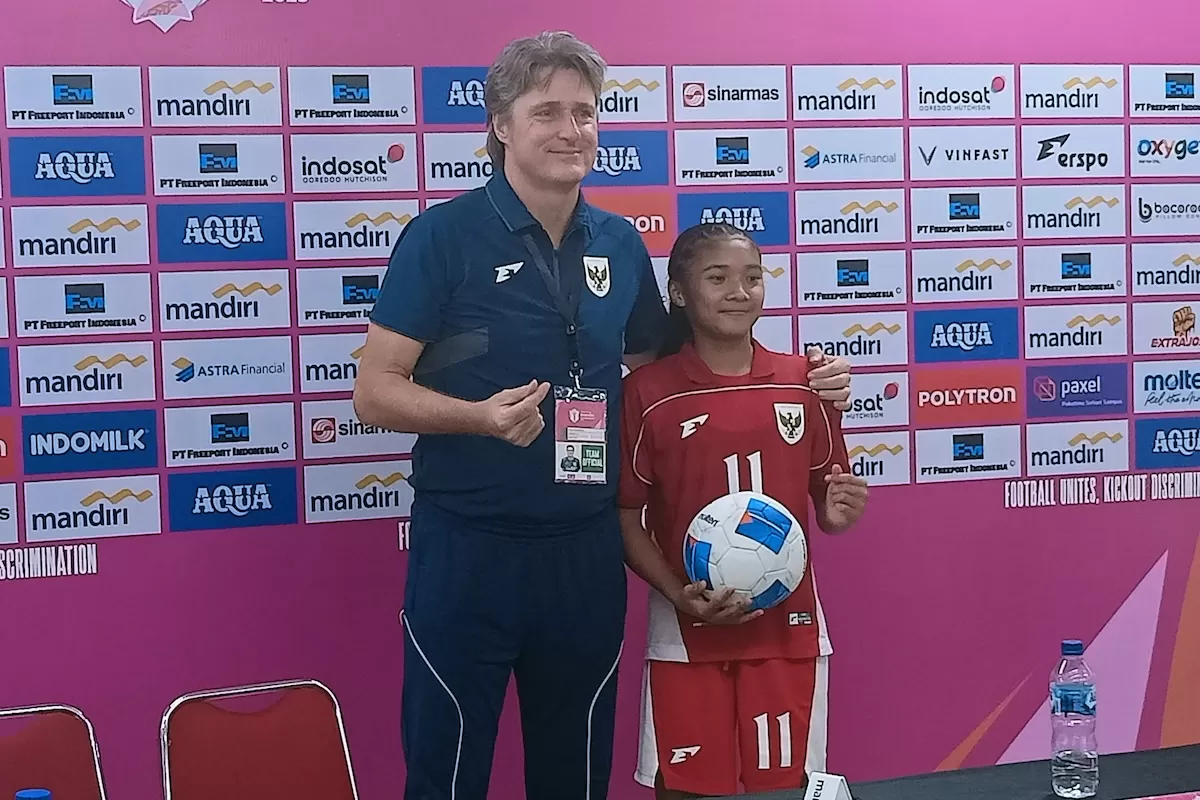 Pelatih Timnas Putri Indonesia U16 Timo Scheunemann (kiri) dan Pemain Timnas U16 Putri Nasywa Salsabila (Jawapos.com/Mardhiah Nurul Lathifah)