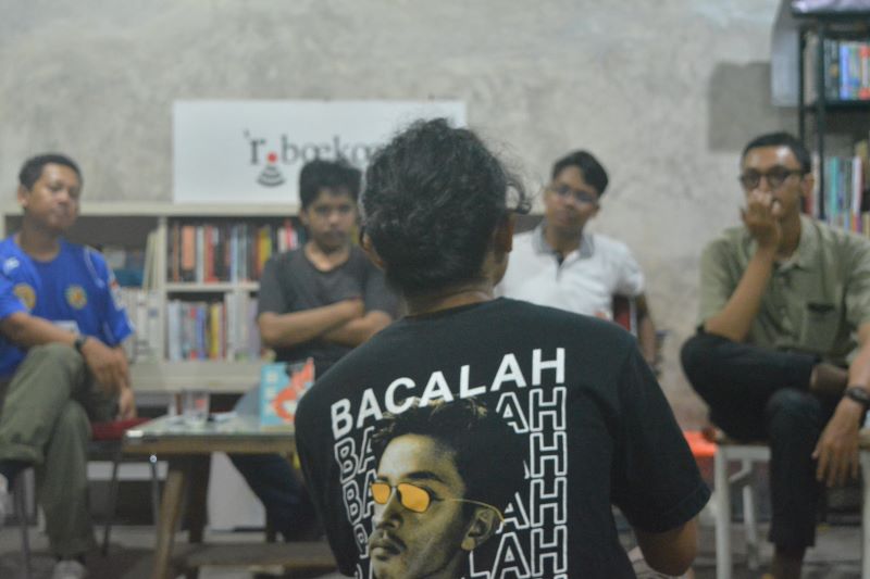 FOKUS: Peserta Klub Baca Radio Buku saat berdiskusi.