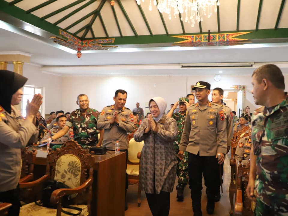 Bupati Purworejo Yuli Hastuti hadir dalam pengarahan Jam Pimpinan Tiga Pilar di Ruang Arahiwang Setda Purworejo, Jumat (22/8). (Dokumentasi Prokopim Purworejo)