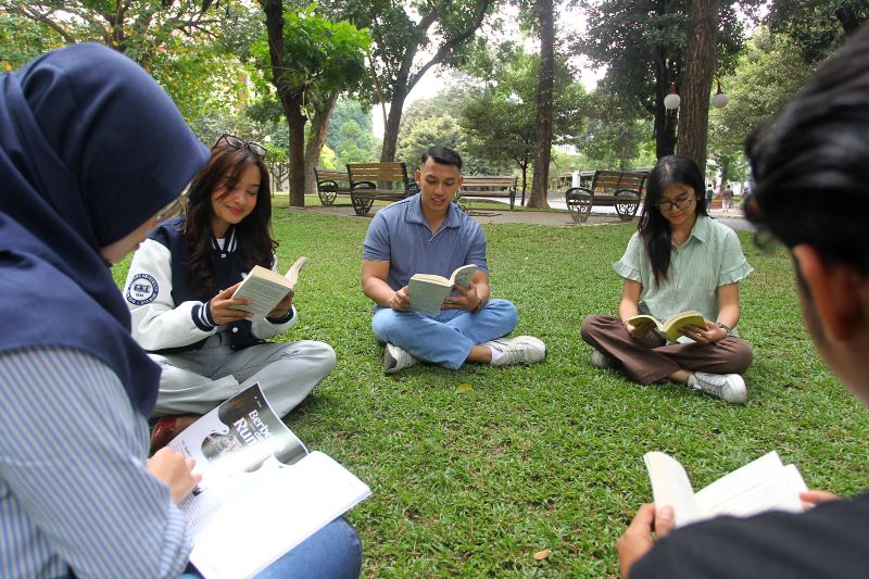 TREN POSITIF: Klub buku atau book club adalah perkumpulan orang-orang yang secara rutin bertemu untuk membahas buku yang telah mereka baca.