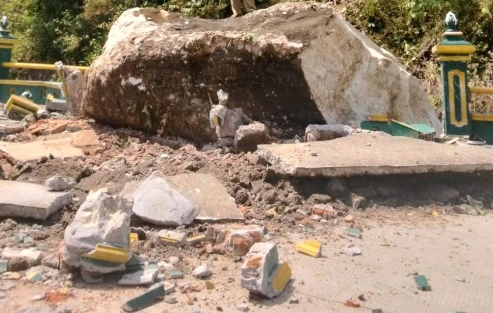 LONGSOR: Batu Breksi berdiamater kurang lebih 8 meter menghantam pagar pembatas jalan kawasan industri Piyungan dan menutup satu ruas akses jalan