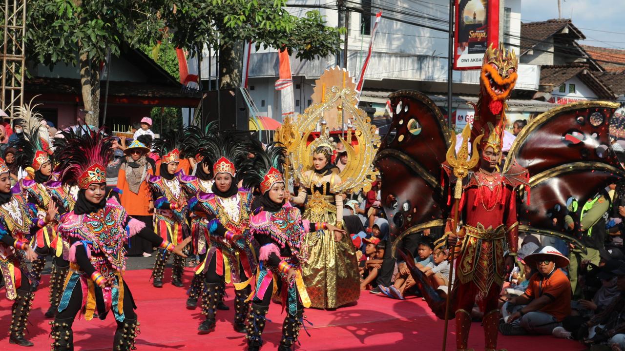 Masing-masing kontingen unjuk gigi menampilkan keseniannya saat gelaran Parade Budaya yang diadakan oleh Pemkab Magelang pada 2024 lalu.  &nbsp;