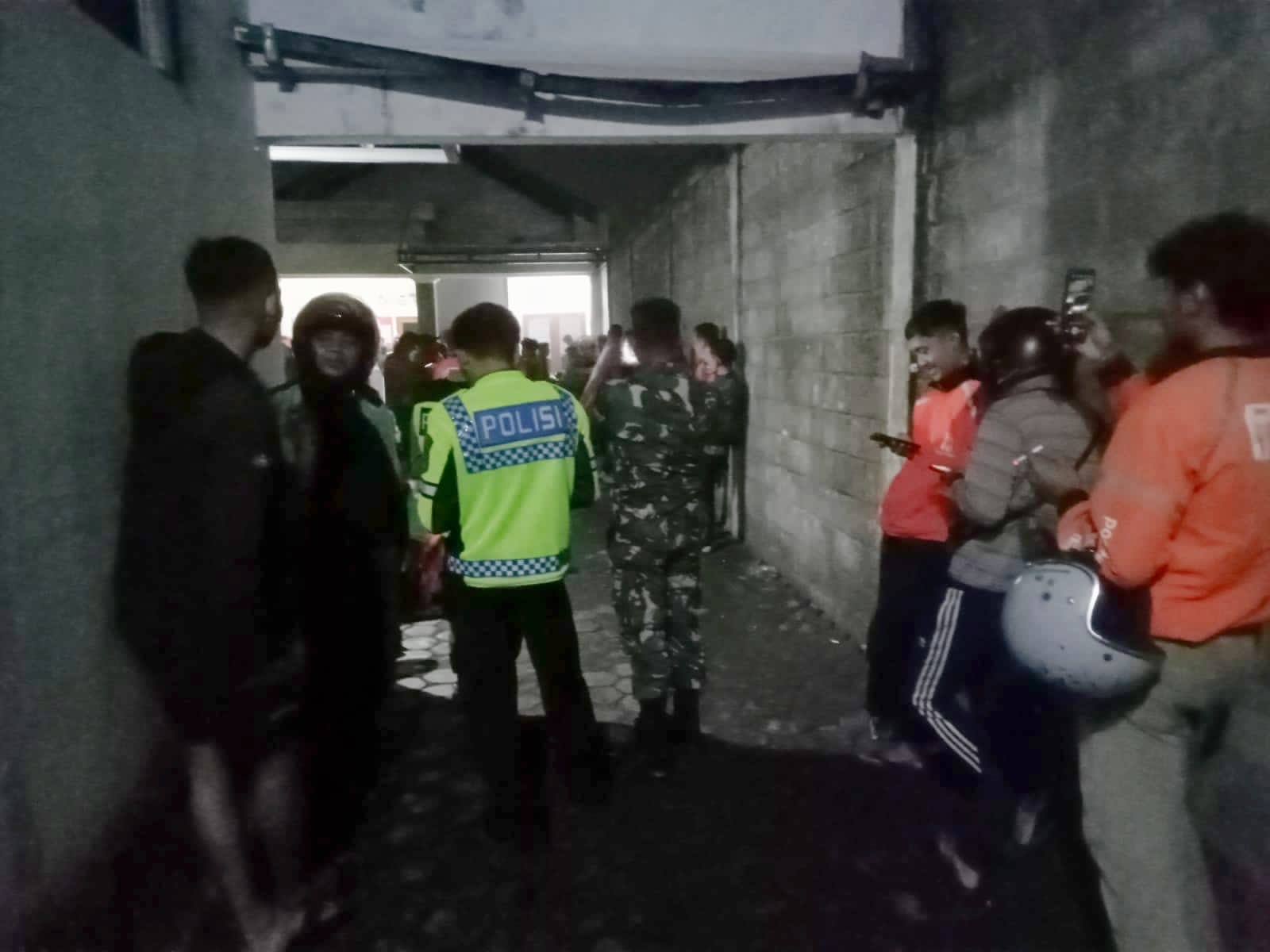 Massa ojol saat mendatangi tempat kerja pelaku di Godean.