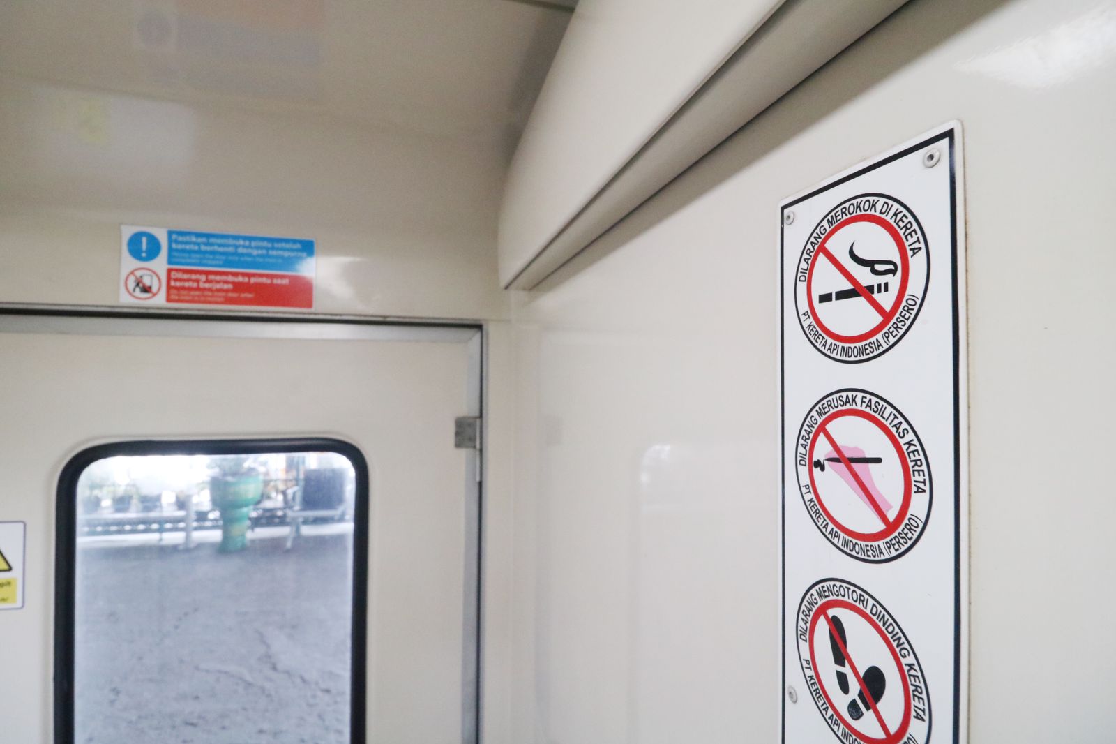 LARANG : Rambu-rambu larangan merokok yang terpasang pada rangkaian kereta api.