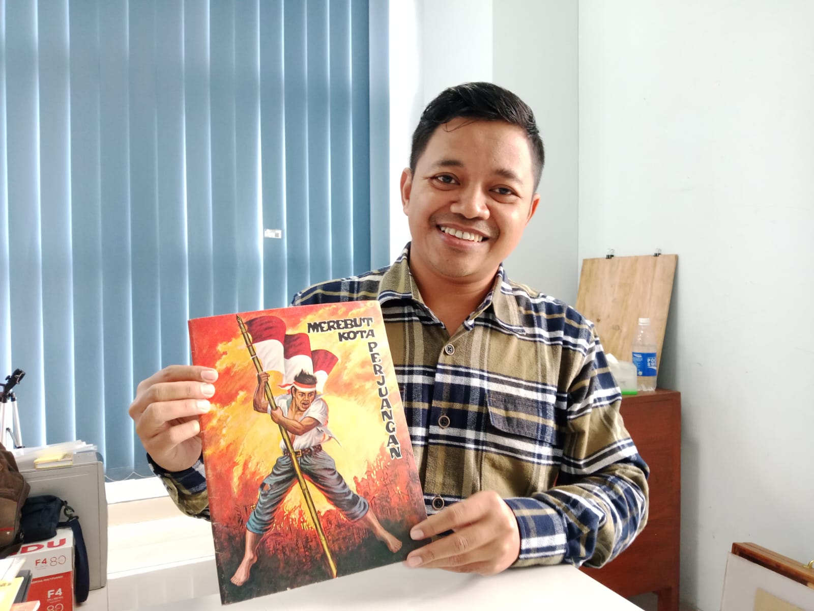 Atmaja Septa Miyosa saat menunjukkan Komik Merebut Kota Perjuangan.