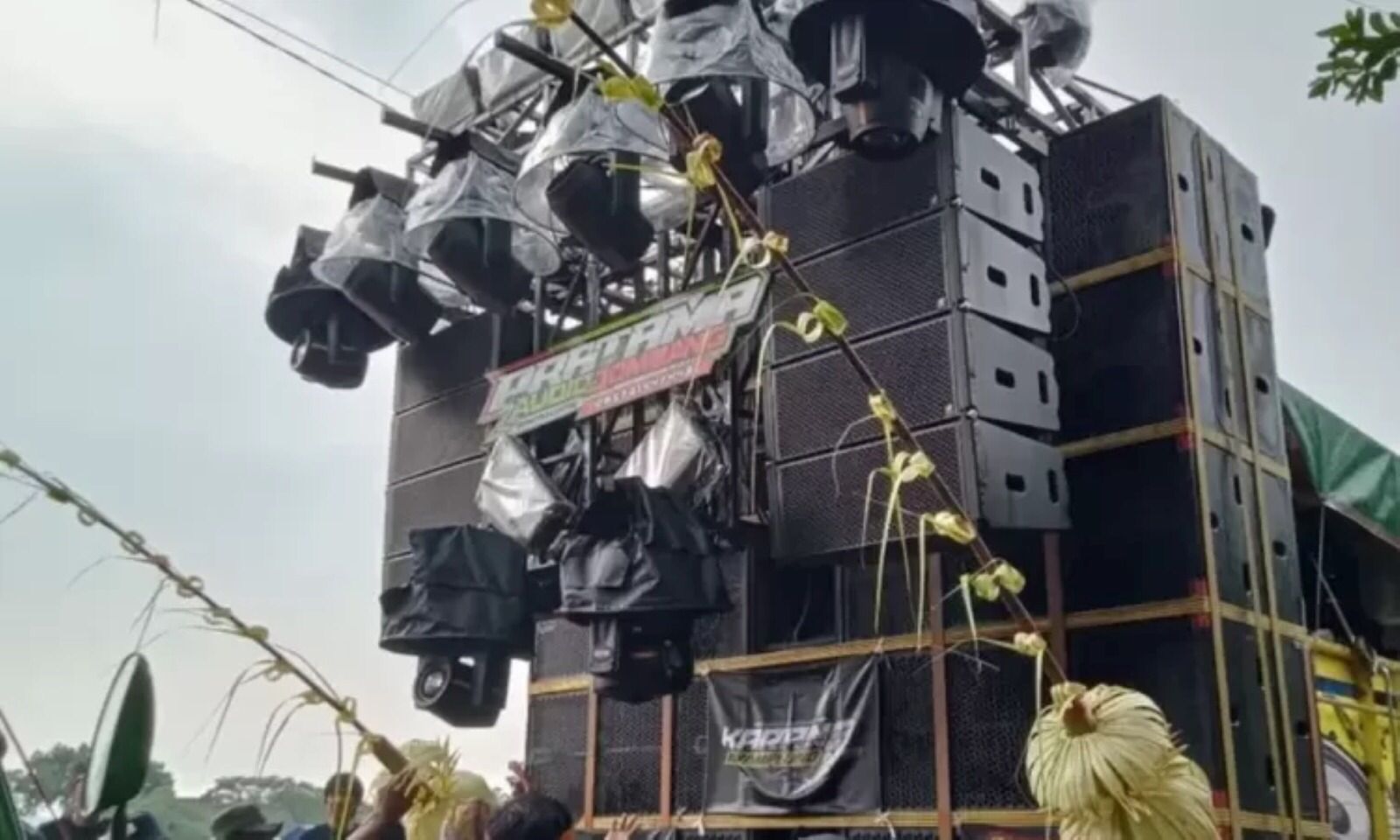 Sound horeg mengiringi pawai kemerdekaan di Banyuwangi.