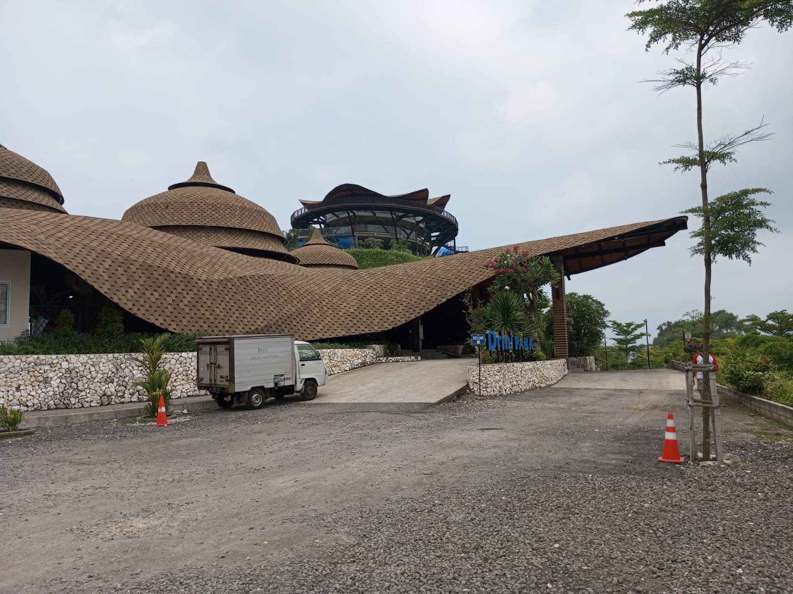 Meski tak mengantongi Izin Lingkungan berupa AMDAL, Drini Park sudah beroperasi sejak November 2024 di kawasan KBAL seluas 5,8 hektar.