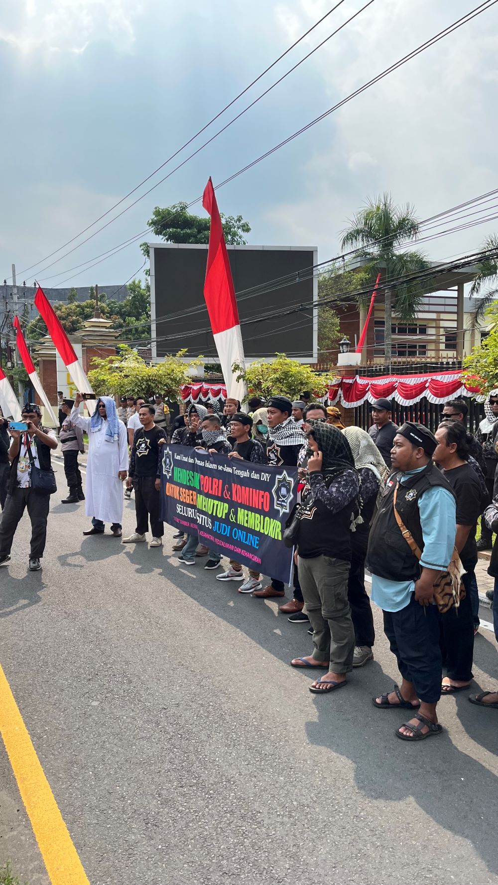 KONDUSIF: Massa aksi dari ormas Islam wilayah Jawa Tengah dan DIY saat berada di depan Mapolda DIY Jumat (22/8).