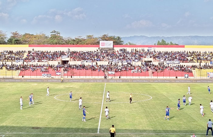 SOROTI KUALITAS RUMPUT: Kondisi rumput Stadion Sultan Agung Bantul saat PSIM melawan Arema FC pekan lalu.