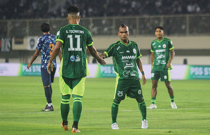 MANTAP: Gustavo Tocantins bersalaman dengan Riko Simanjuntak usai PSS Sleman menang 2-0 atas PSPS Pekanbaru dalam laga uji coba saat launching team di MagIS, Jumat (22/8).