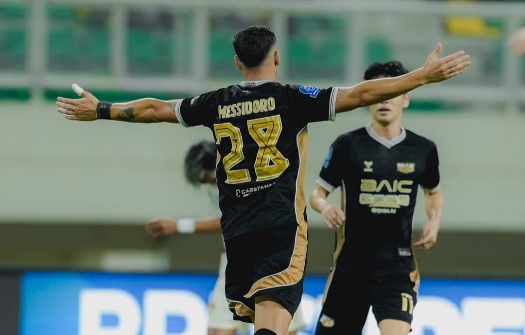 Selebrasi Alexis Messidoro setelah mencetak gol ke gawang Persik Kediri dalam kemenangan 3-1 bagi Dewa United
