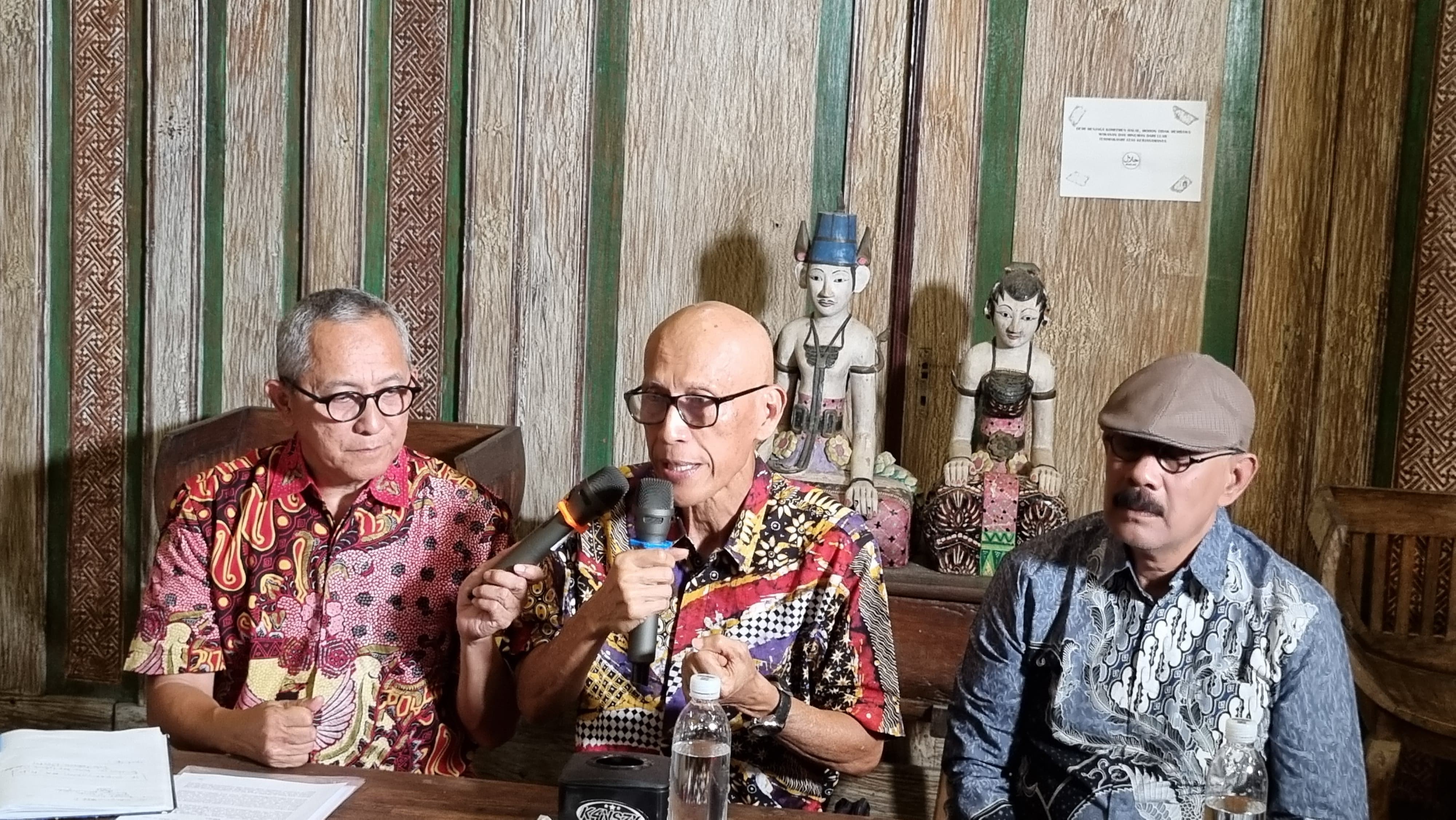 Ayah Arya Daru (tengah) didampingi penasihat hukumnya saat melakukan konferensi pers pada media soal kejanggalan meninggalnya Arya Daru&nbsp;