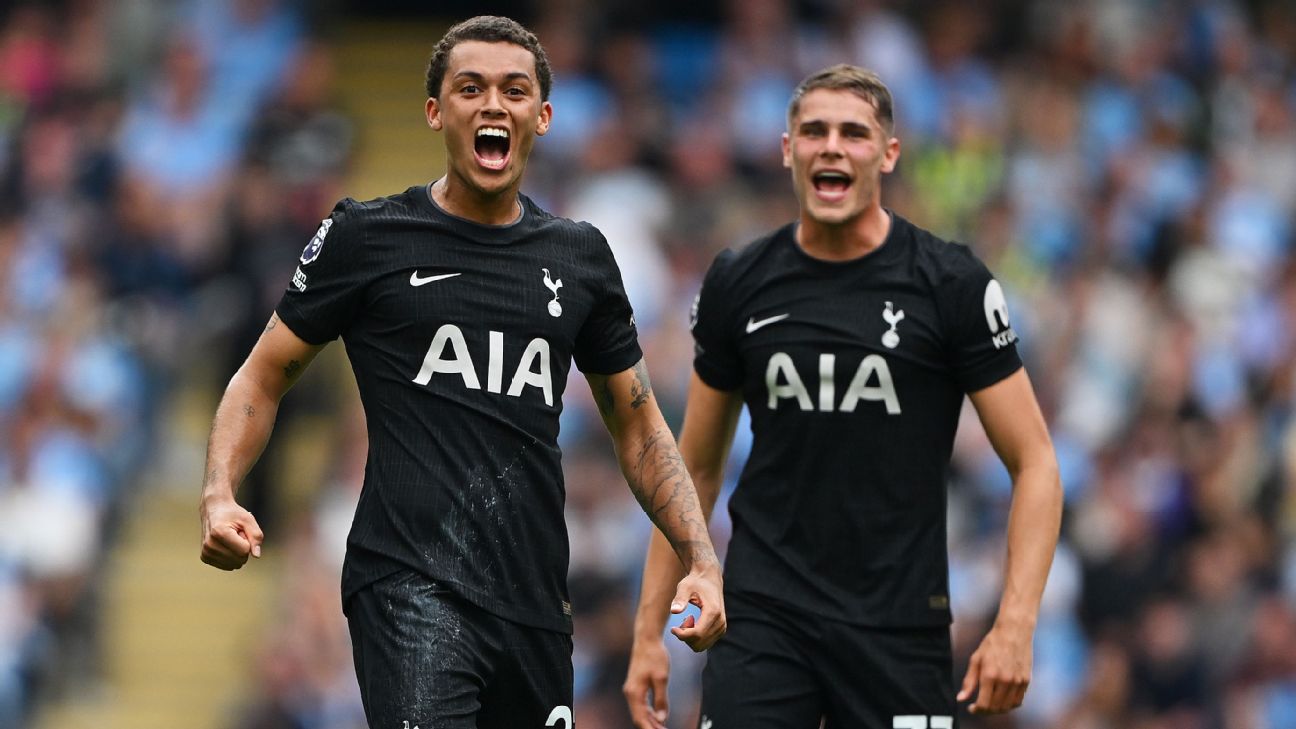 Selebrasi Brennan Johnson setelah mencetak gol ke gawang Manchester City dalam kemenangan Tottenham Hotspur 2-0 di Etihad Stadium