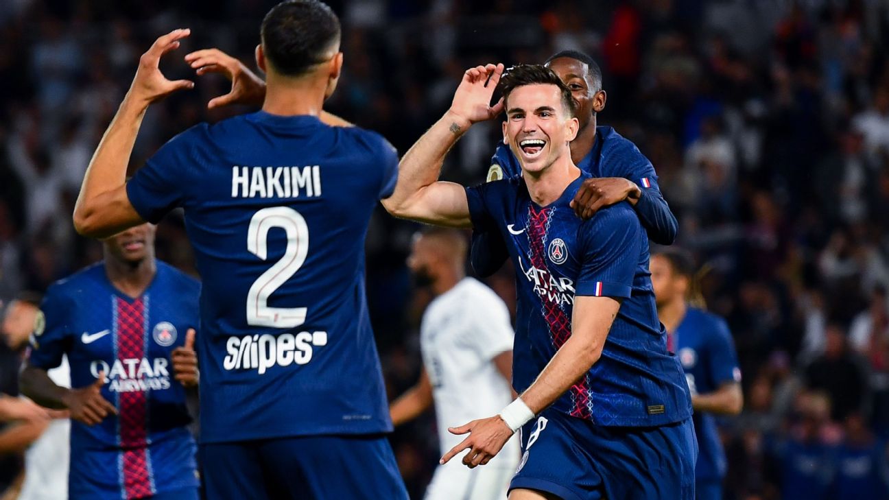 Selebrasi Fabian Ruiz setelah mencetak gol kemenangan PSG atas Angers di Parc des Princess