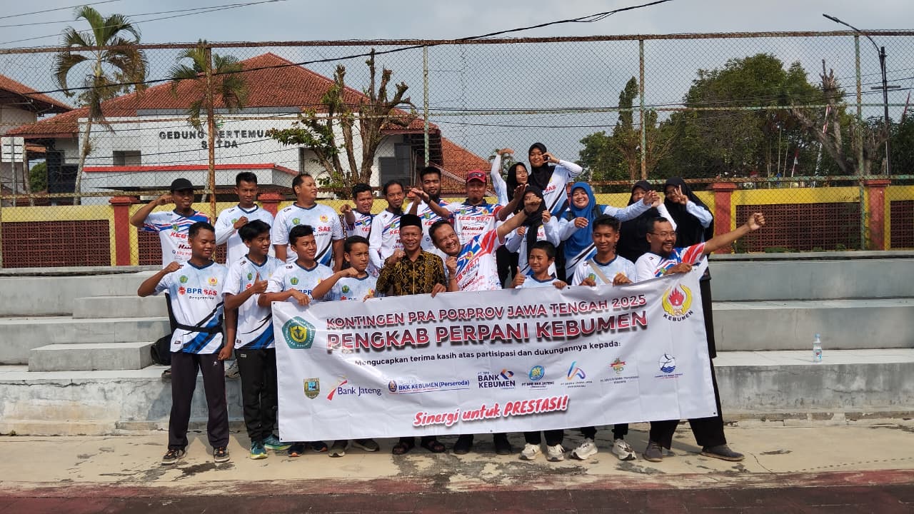 Atlet panahan Kebumen mendapat restu dan dukungan dari Wakil Bupati Kebumen Zaeni Miftah sebelum berangkat menuju ajang Pra Porprov Jawa Tengah 2025 di Kabupaten Kendal. (M Hafied/Radar Jogja)  &nbsp;