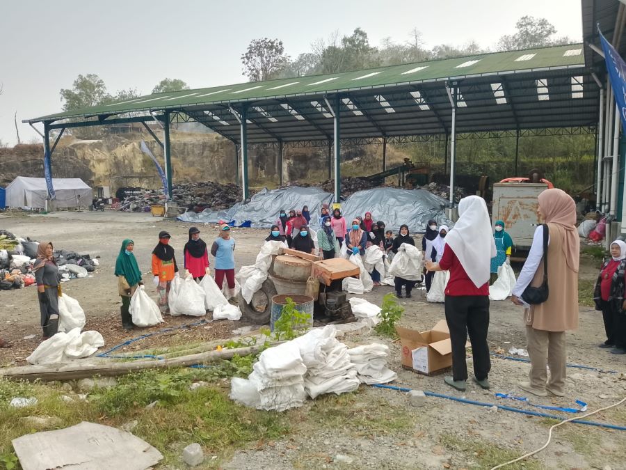 PILAH: Peserta lomba sedang memilah sampah di ITF Bawuran, Minggu (24/8).