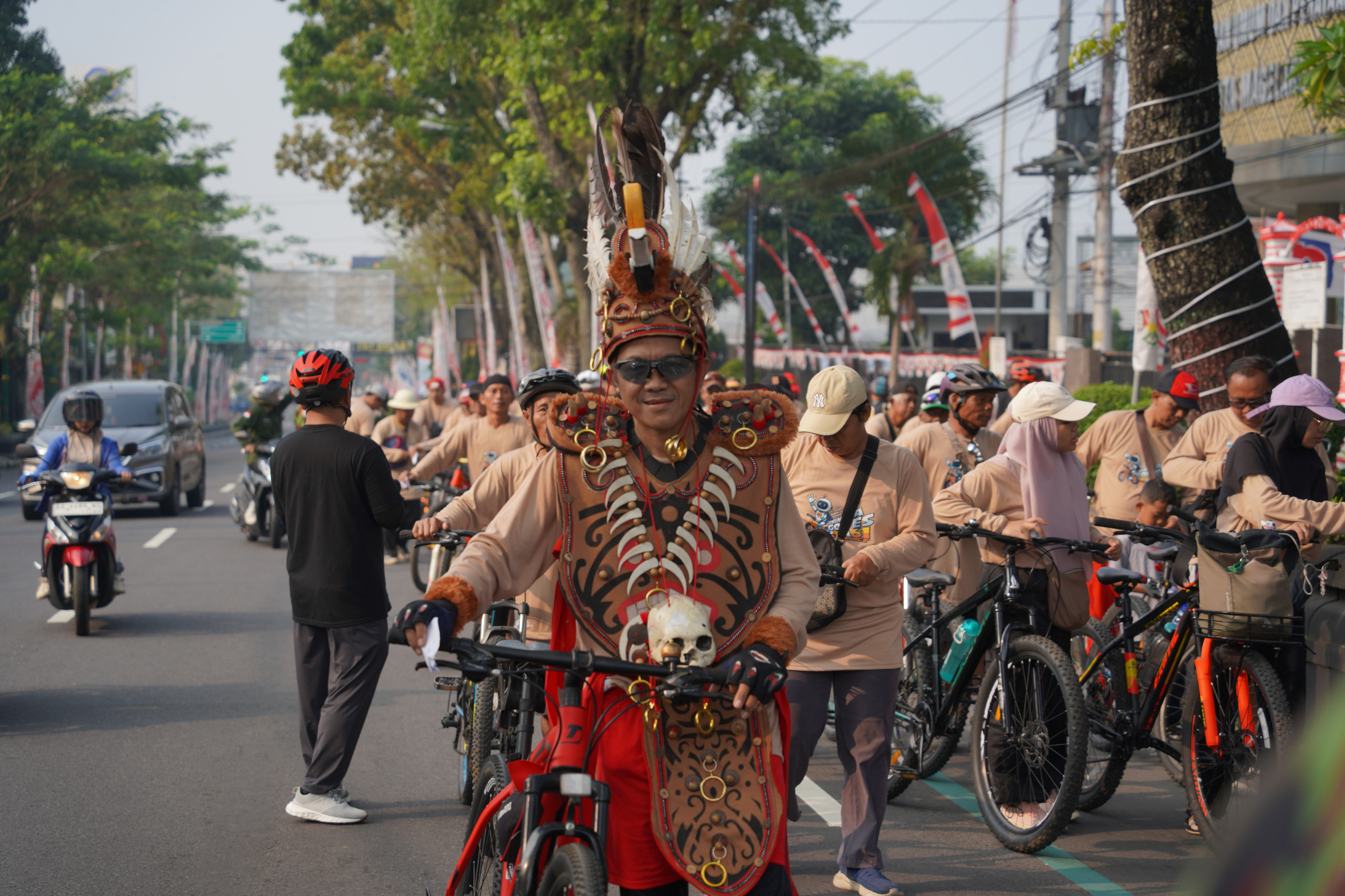 Ribuan peserta antusias mengikuti gowes massal yang diadakan Unimma, Minggu (24/8).