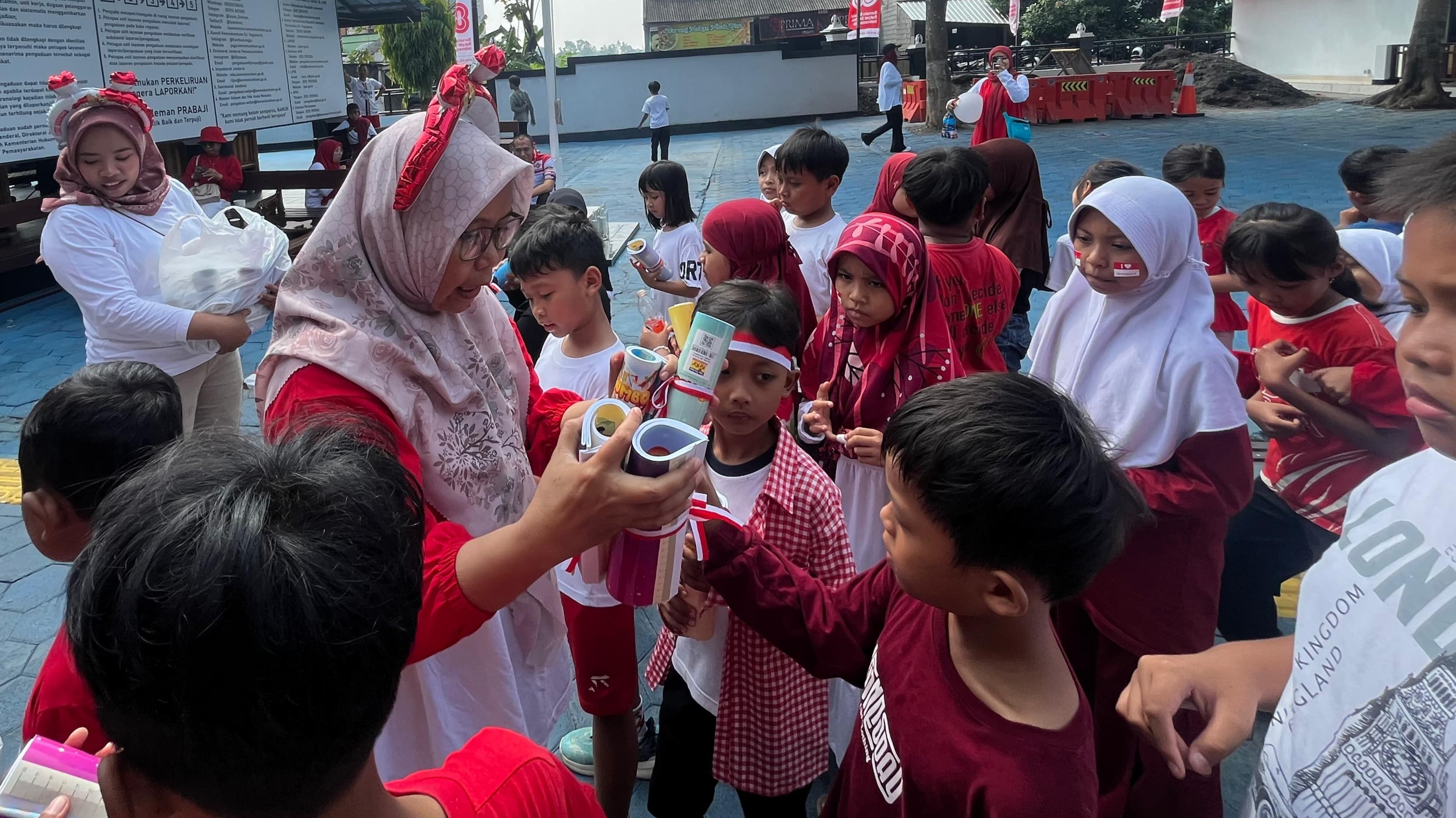 Jalan sehat digelar Lapas Kelas IIB Cebongan Sleman bersama warga sekitar lembaga pemasyarakatan setempat (23/8/2025).