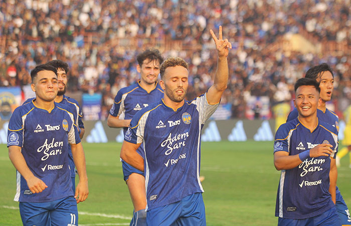 VICTORY: Ze Valente (tengah) melakukan selebrasi usai mencetak gol lewat tendangan penalti saat PSIM Jogja menjamu Persib Bandung di Stadion Sultan Agung (SSA), Bantul, kemarin (24/8) sore.