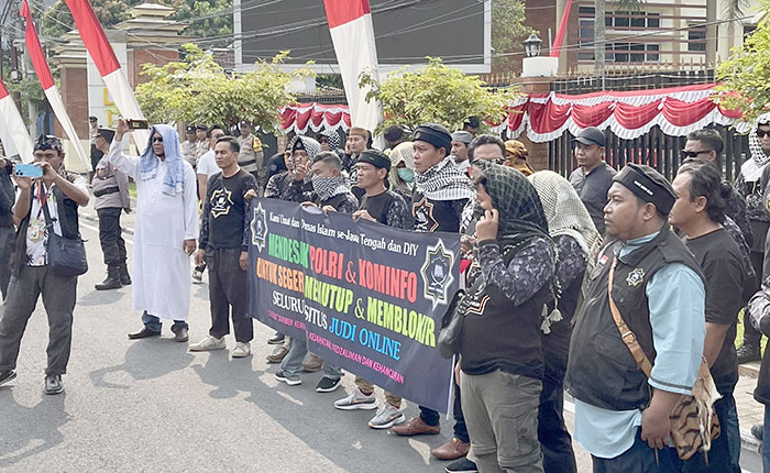 DESAK BLOKIR SITUS JUDI: Massa yang tergabung dalam umat Islam Jateng-DIJ saat melakukan aksi demo di depan Mapolda DIJ belum lama ini. Selain judi, miras juga termasuk penyakit masyarakat.