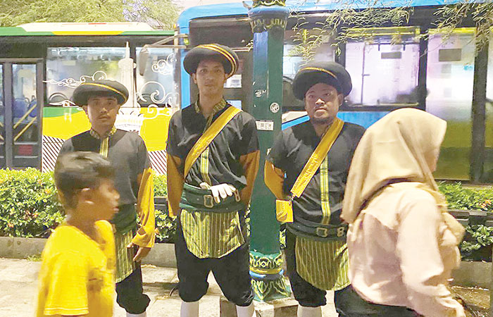 IKON PARIWISATA: Tiga anggota Bregada Wirososro bertugas menjaga kawasan Malioboro selama libur akhir pekan. Kehadiran mereka kerap menarik perhatian wisatawan yang berkunjung ke Jogja.