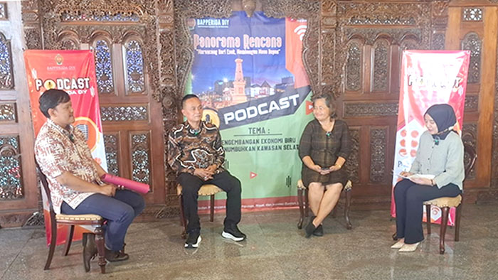 WAJAH DEPAN DIY: Suharno (tengah) bersama Murti Lestari (dua dari kanan) dan Imam Budidharma (kiri). Mengulas pengembangan ekonomi biru untuk menumbuhkan kawasan selatan dalam podcast Bapperida DIY.