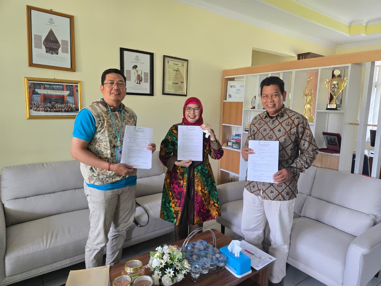Kepala Sekolah SMA N 1 Sewon Gami Sukarjo, Inneke Yonilestari dan Joko Suhendro saat penandatanganan MoU Pelatihan Jurnalistik di SMA N 1 Sewon, Bantul, Sabtu (23/8/2025)