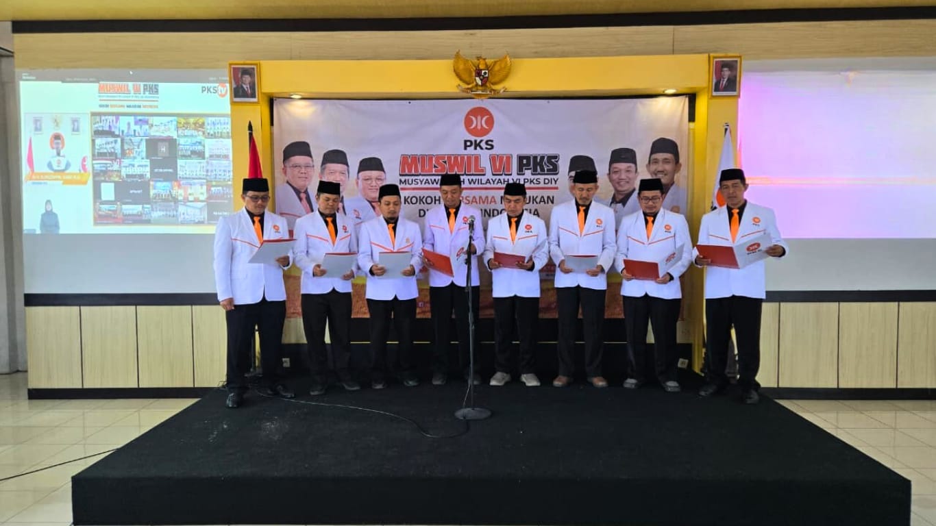 KHIDMAT: Pembacaan pakta integritas oleh para terlantik oleh pengurus DPTW PKS DIY Minggu (24/8)