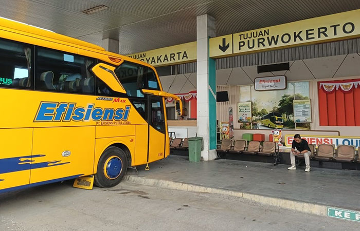 PARKIR : Armada bus PO Efisiensi berhenti sejenak di Rest Area Wonosari sebelum melanjutkan perjalanan menuju daerah tujuan.