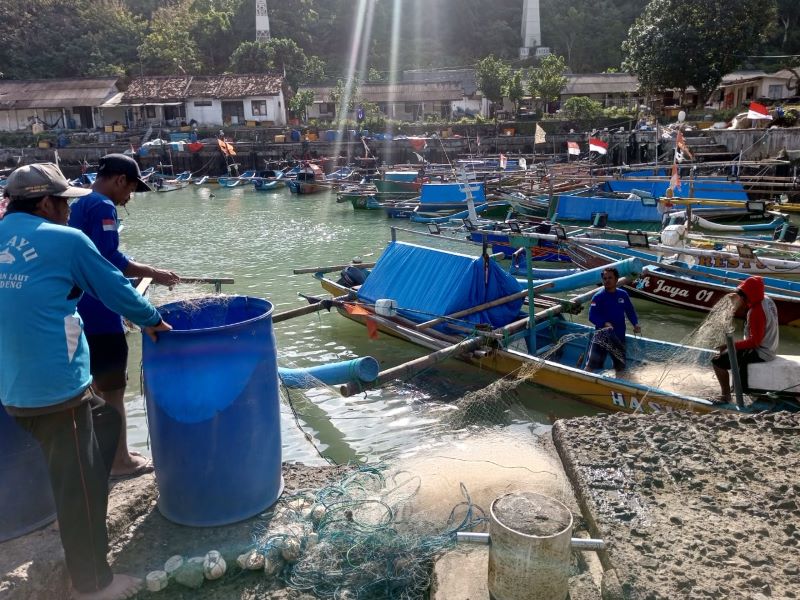 BERSIAP: Nelayan sedang menyiapkan jalan untuk menangkap ikan layur di Pelabuhan Sadeng.