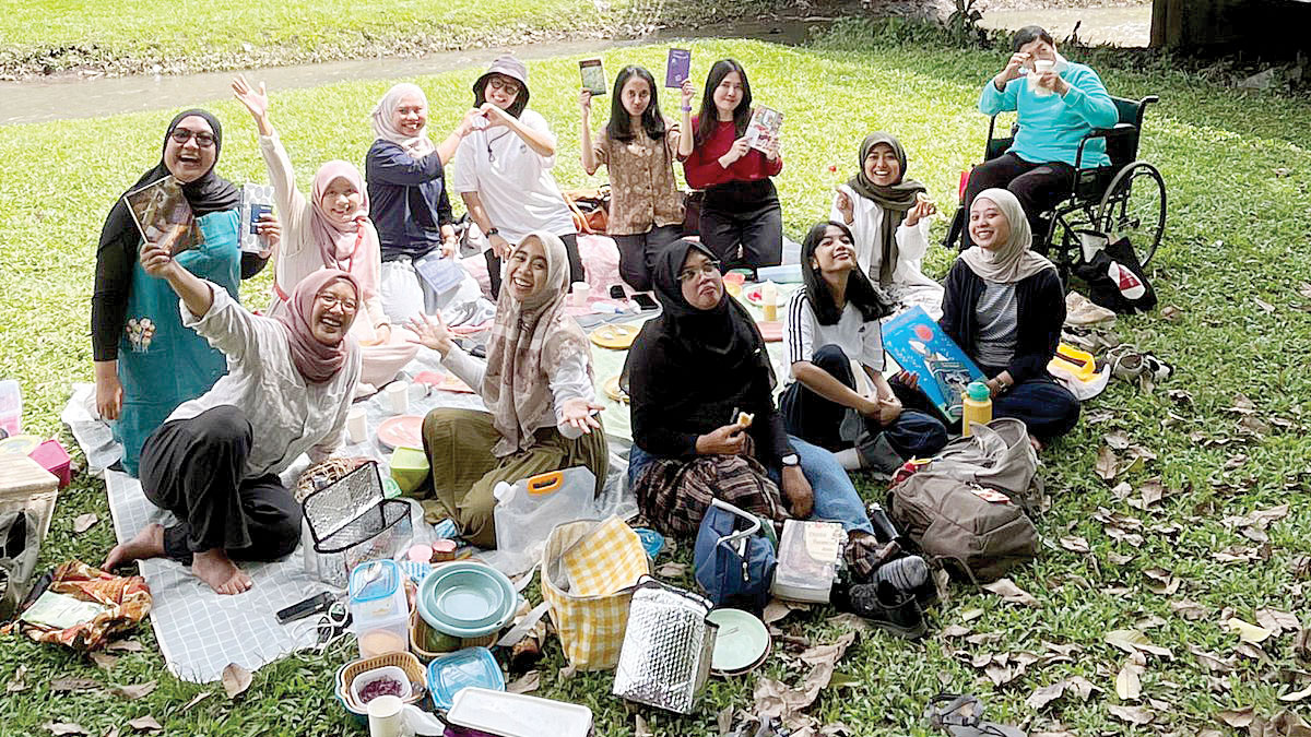MENYENANGKAN: Berbagai kegiatan bersama yang dilakukan Happy Reading Book Club.