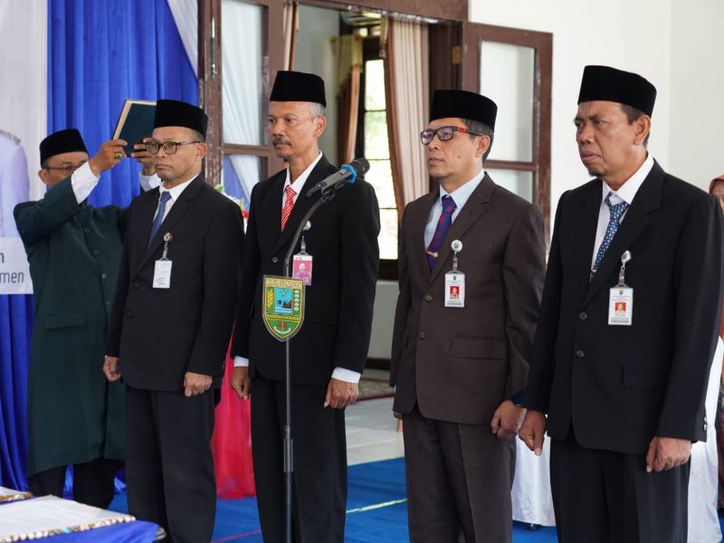 PELANTIKAN: Bupati Kebumen Lilis Nuryani melantik sekaligus mengambil sumpah empat jabatan pimpinan tinggi pratama di Gedung A Setda Kebumen Senin (25/8).