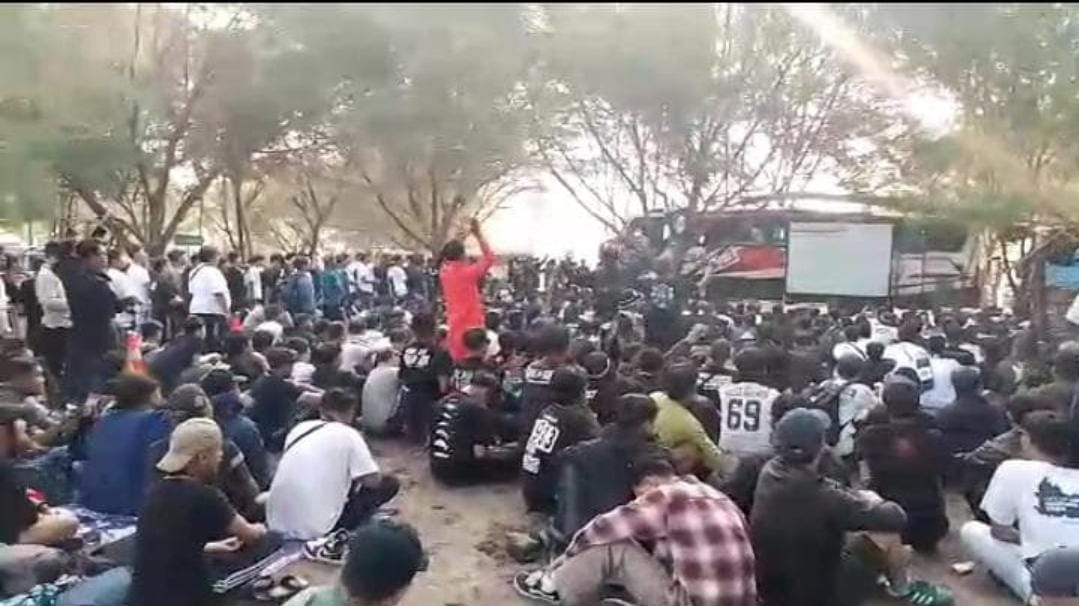 RAMAI: Suporter Persib Bandung nonton bareng di Pantai Cangkring