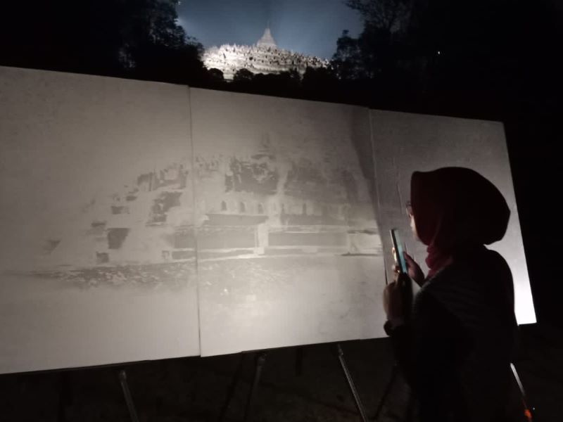 ARTISTIK: Lukisan karya Nelson Ferreira memikat para pengunjung di pelataran Candi Borobudur Minggu (24/8) malam.