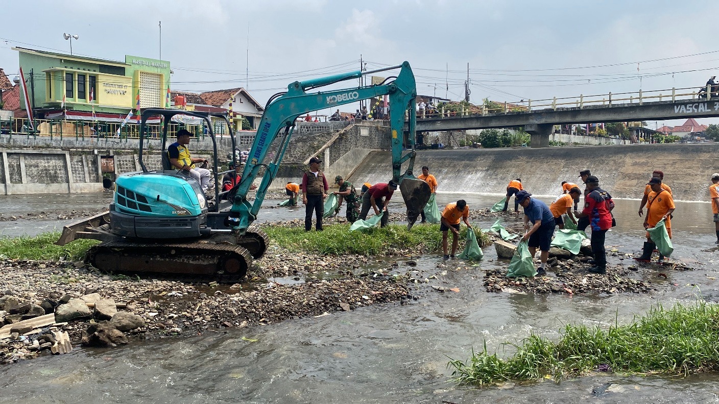 Kegiatan restorasi sungai di Bendung Mergangsan, pada Minggu (24/8/2025) dengan melibatkan pengerahan alat berat